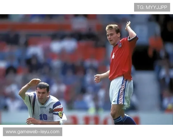 内德维德：捷克足球传奇的崛起与辉煌历程