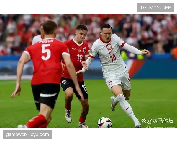 莱万多夫斯基双足全能闪耀赛场,本赛季进球助攻双丰收 莱万多夫斯基双足全能闪耀赛场,本赛季进球助攻双丰收