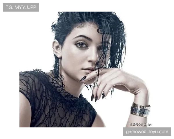 余依婷训练完直接去试高定，这谁顶得住啊