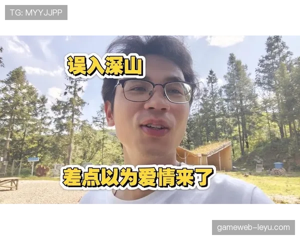 汪周雨训练间隙竟穿得比平时明星还讲究，差点以为路人偶遇秀场走秀